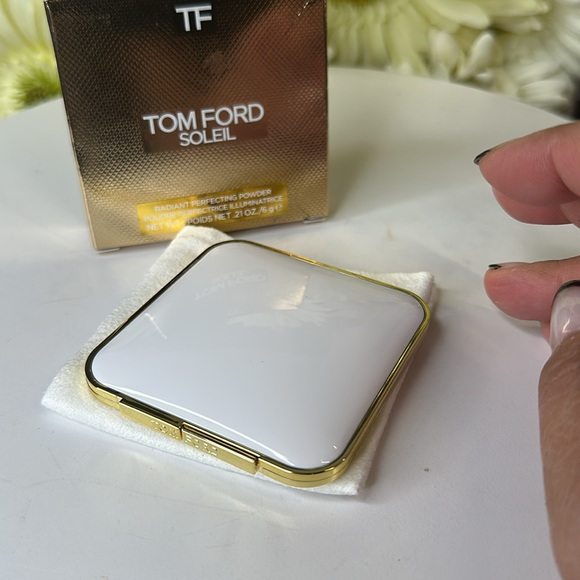 Tom Ford radiant perfecting powder color 01 Gilt Glow new LIMITED EDITION - Picture 3 of 9